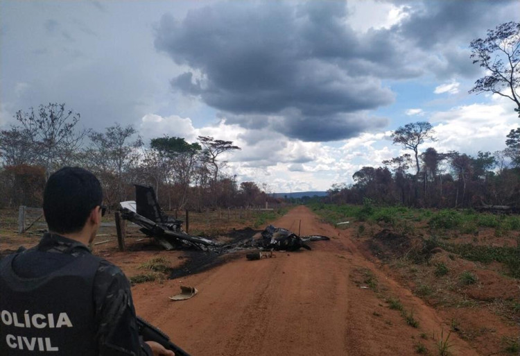Corpo carbonizado é encontrado em destroços de avião em propriedade rural de Vila Bela 